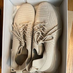 CUSHIONAIRE Sneakers - 8.5